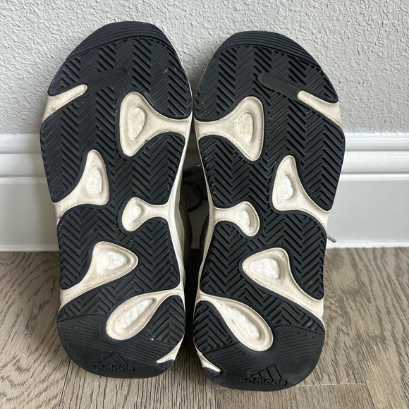 YEEZY 700 v2 “static” - Picture 4 of 4